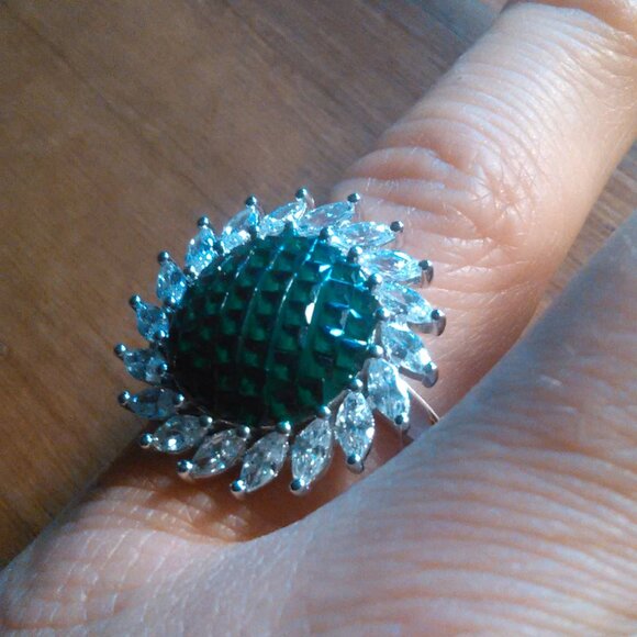 Simulated White and Green Diamond Sunburst Sterling Silver Ring (Size 6) - Picture 3 of 11